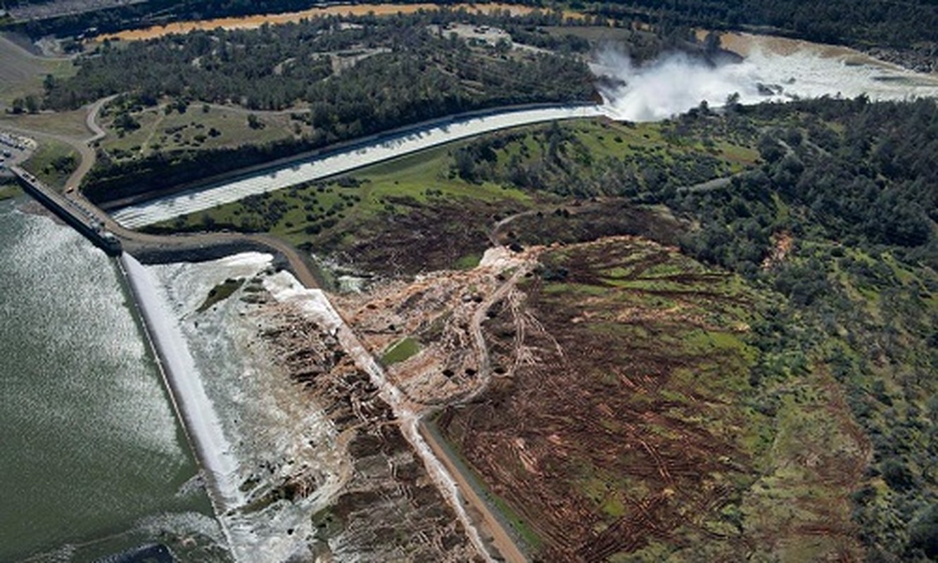 Hinh anh dap Oroville o California sap vo nhin tu tren cao-Hinh-6