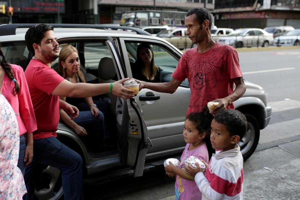 Chum anh bua an tu thien cho dan ngheo Venezuela-Hinh-8