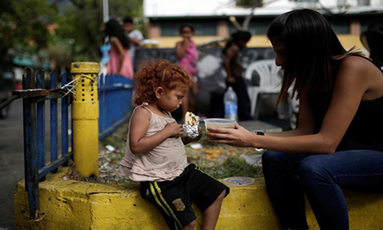 Chum anh bua an tu thien cho dan ngheo Venezuela