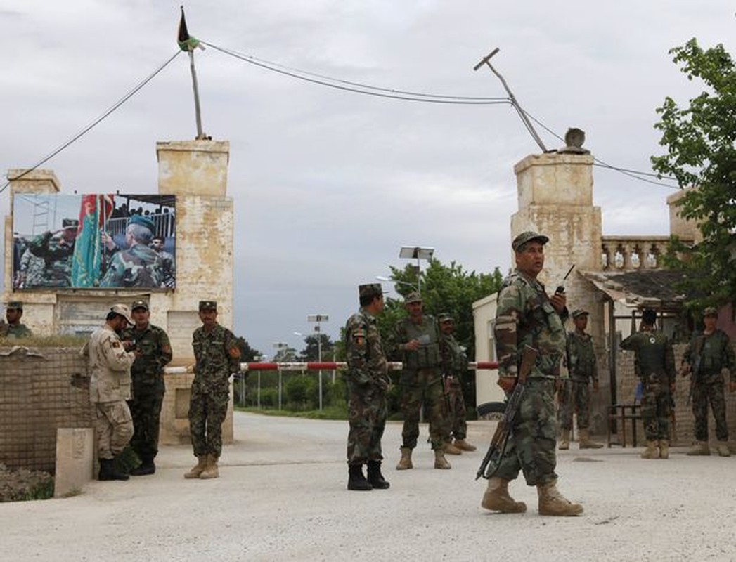 Kinh hoang Taliban tan cong lieu chet, sat hai 140 binh si Afghanistan-Hinh-2