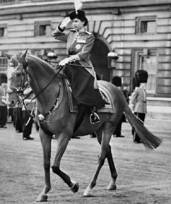 Loat hinh an tuong ve Nu hoang Anh Elizabeth II thoi tre-Hinh-11