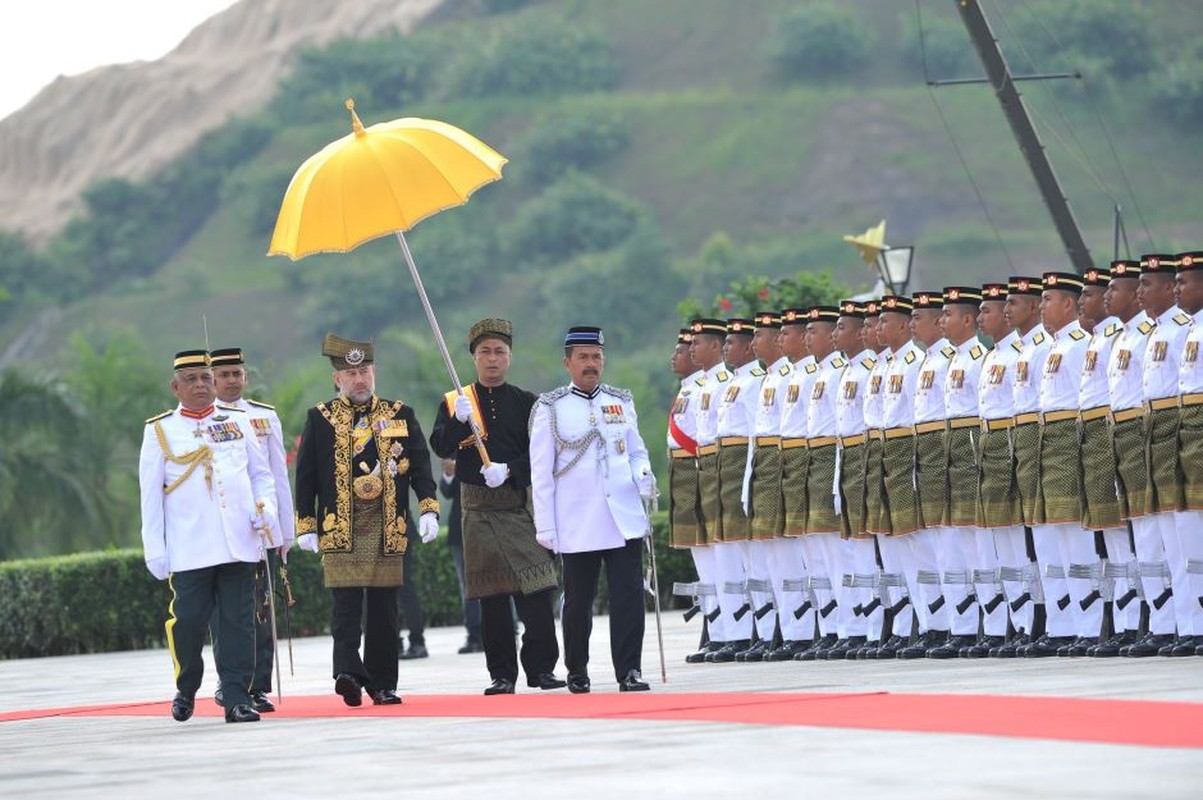 Quoc vuong tre nhat Malaysia dang quang o hoang cung trang le-Hinh-11