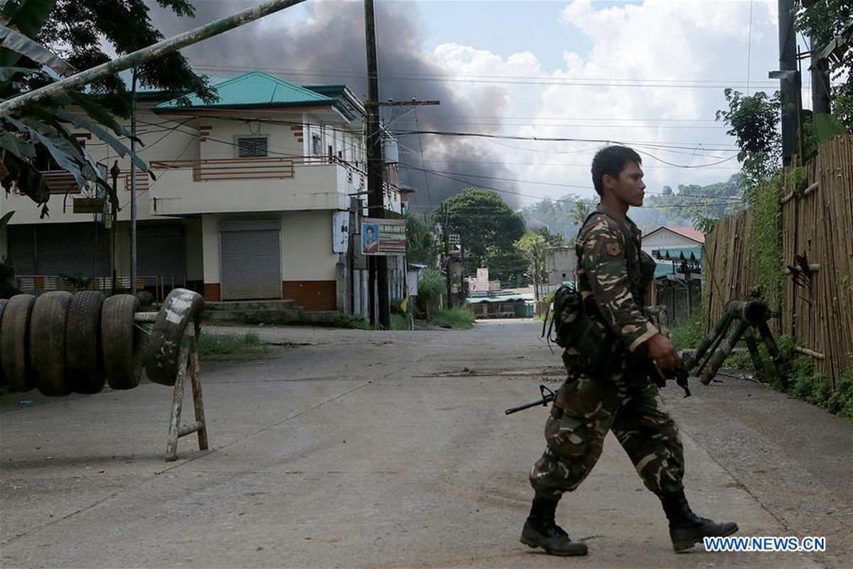 Anh: Philippines dieu quan tiep vien toi thanh pho Marawi danh khung bo-Hinh-2