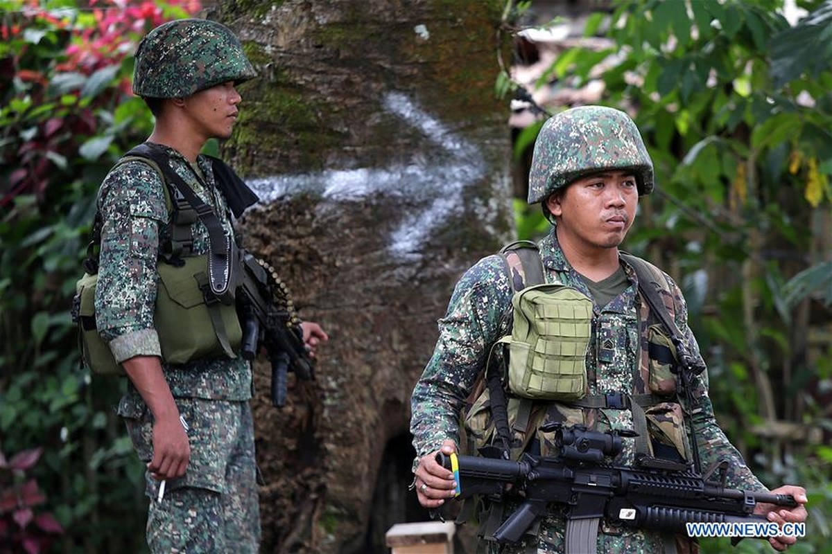 Anh: Philippines dieu quan tiep vien toi thanh pho Marawi danh khung bo-Hinh-3