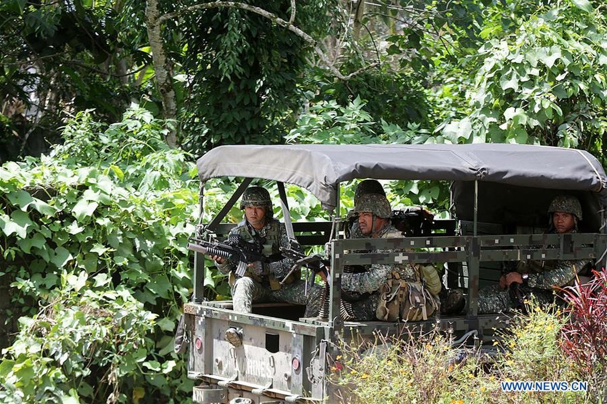 Anh: Philippines dieu quan tiep vien toi thanh pho Marawi danh khung bo-Hinh-7