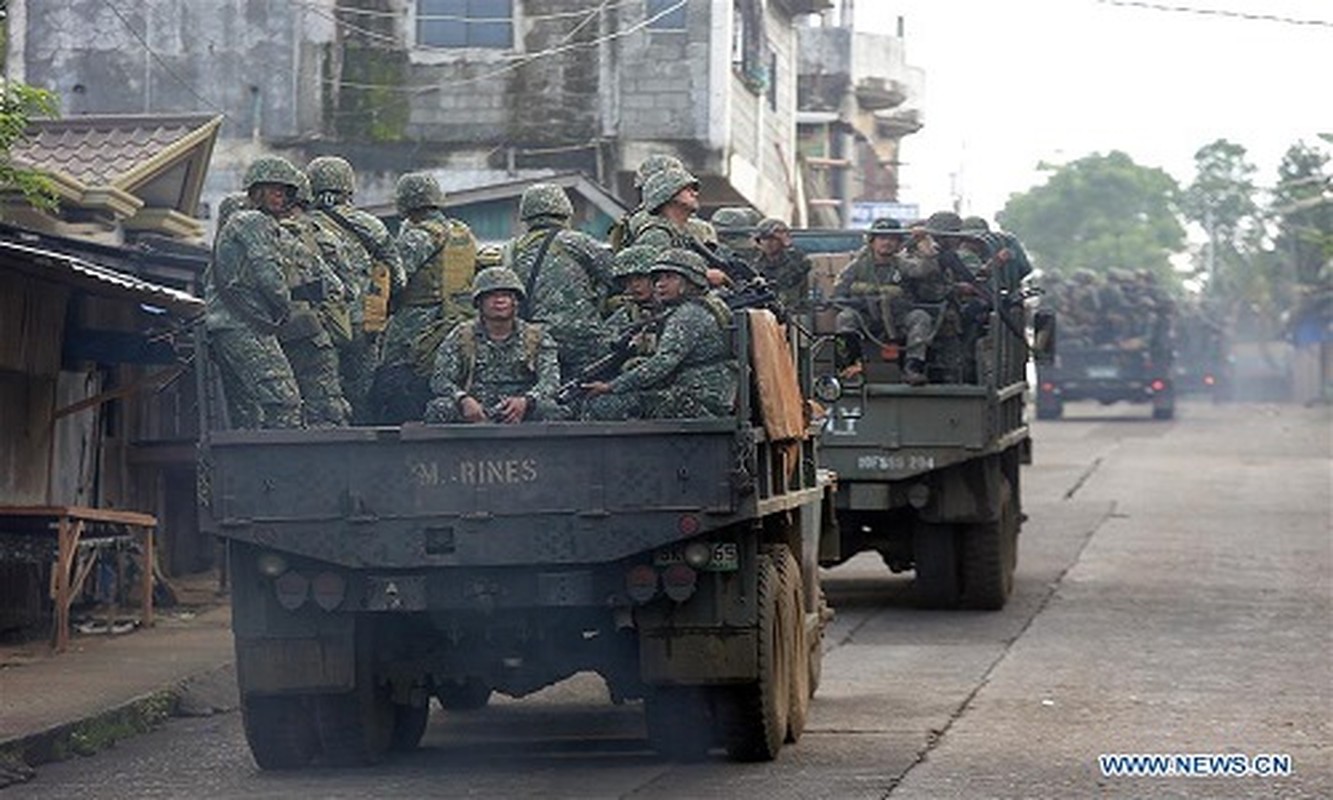 Anh: Philippines dieu quan tiep vien toi thanh pho Marawi danh khung bo