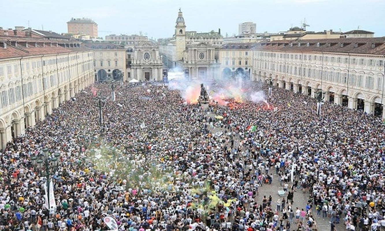 No o fanzone Turin, hang tram fan Juve bi thuong do giam dap