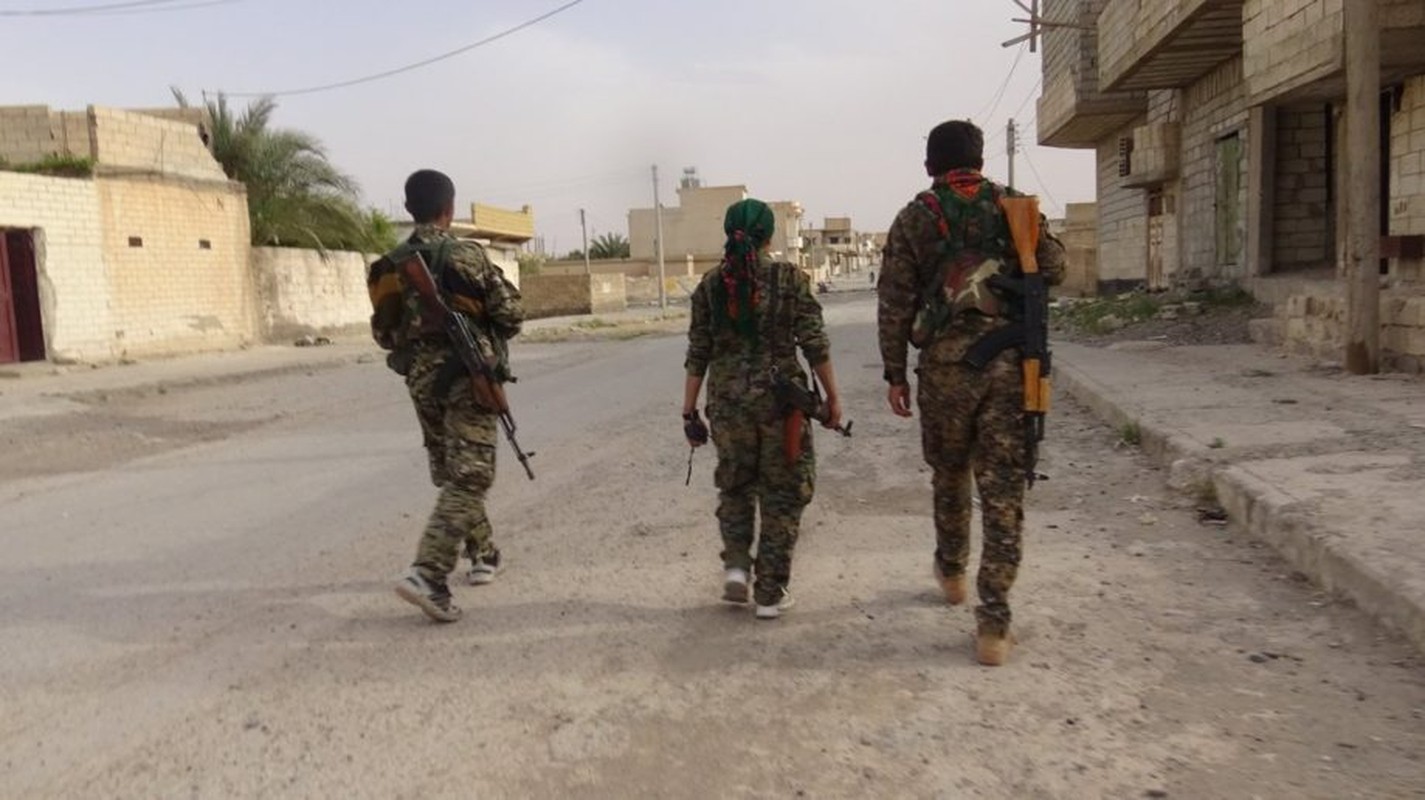 Xem nguoi Kurd pha nat xe tang cua phien quan IS tai Raqqa-Hinh-5