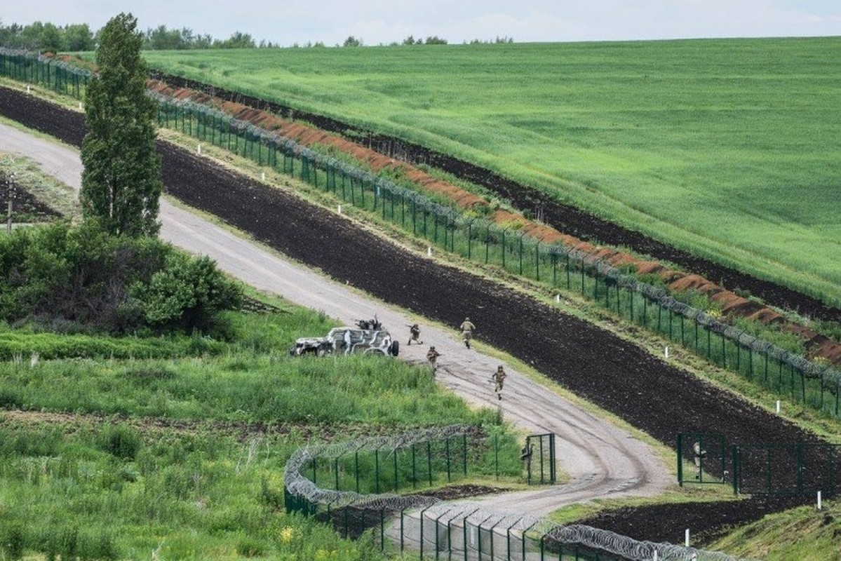 Can canh hang rao bien gioi Ukraine-Nga