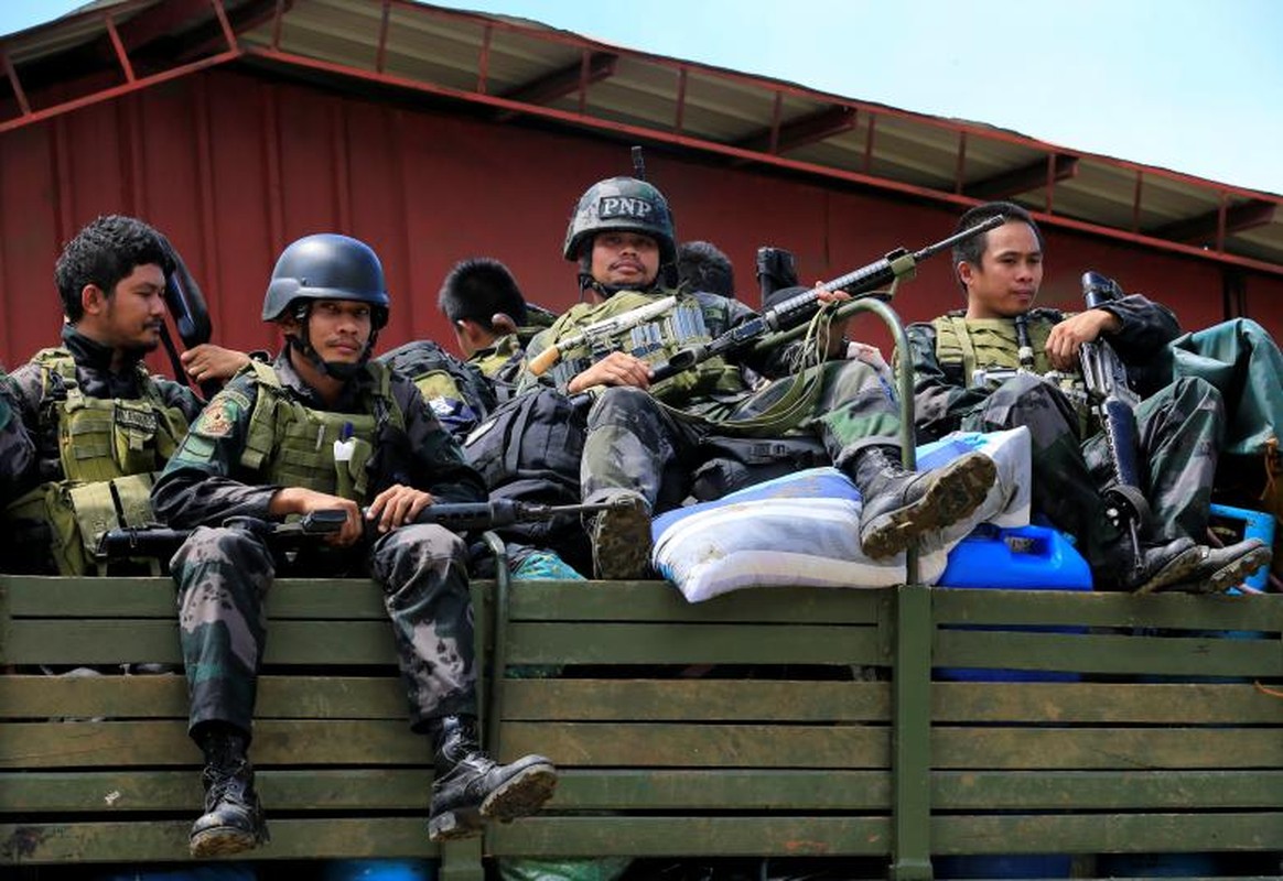 Anh: Quan doi Philippines tan cong khung bo o Marawi-Hinh-2