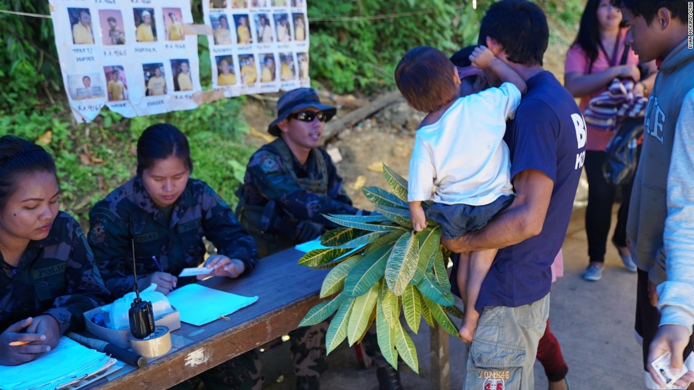 Khon kho cuoc song nguoi dan Philippines chay khoi Marawi-Hinh-11