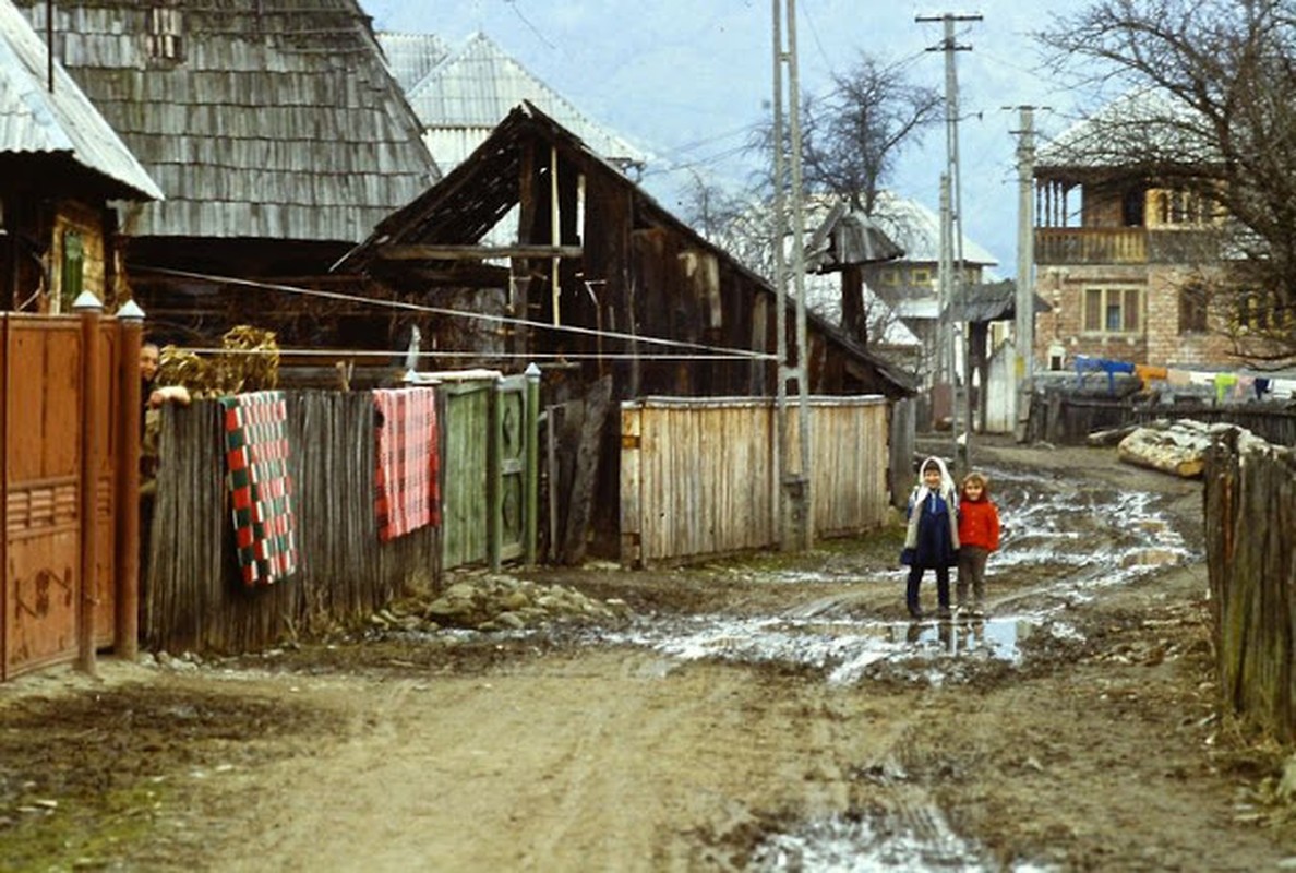 View - 	Khám phá cuộc sống bình dị ở Romania thập niên 1980