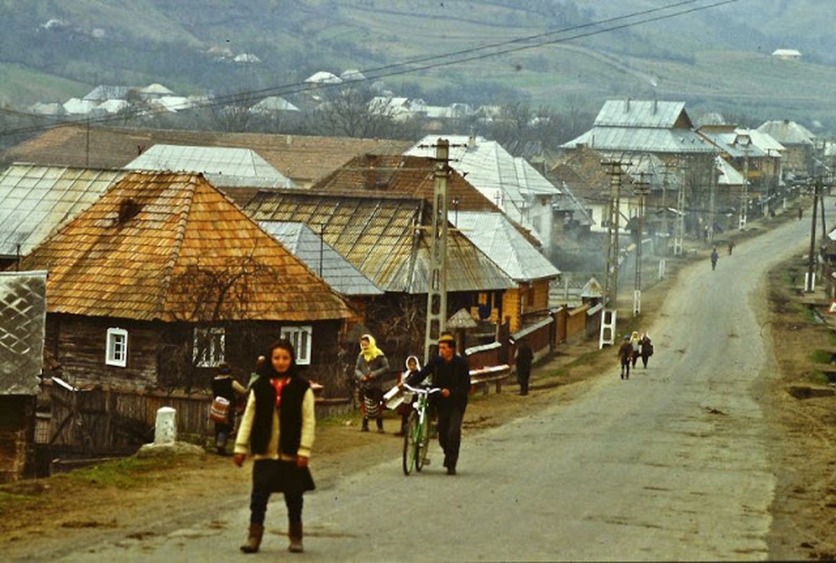 View - 	Khám phá cuộc sống bình dị ở Romania thập niên 1980