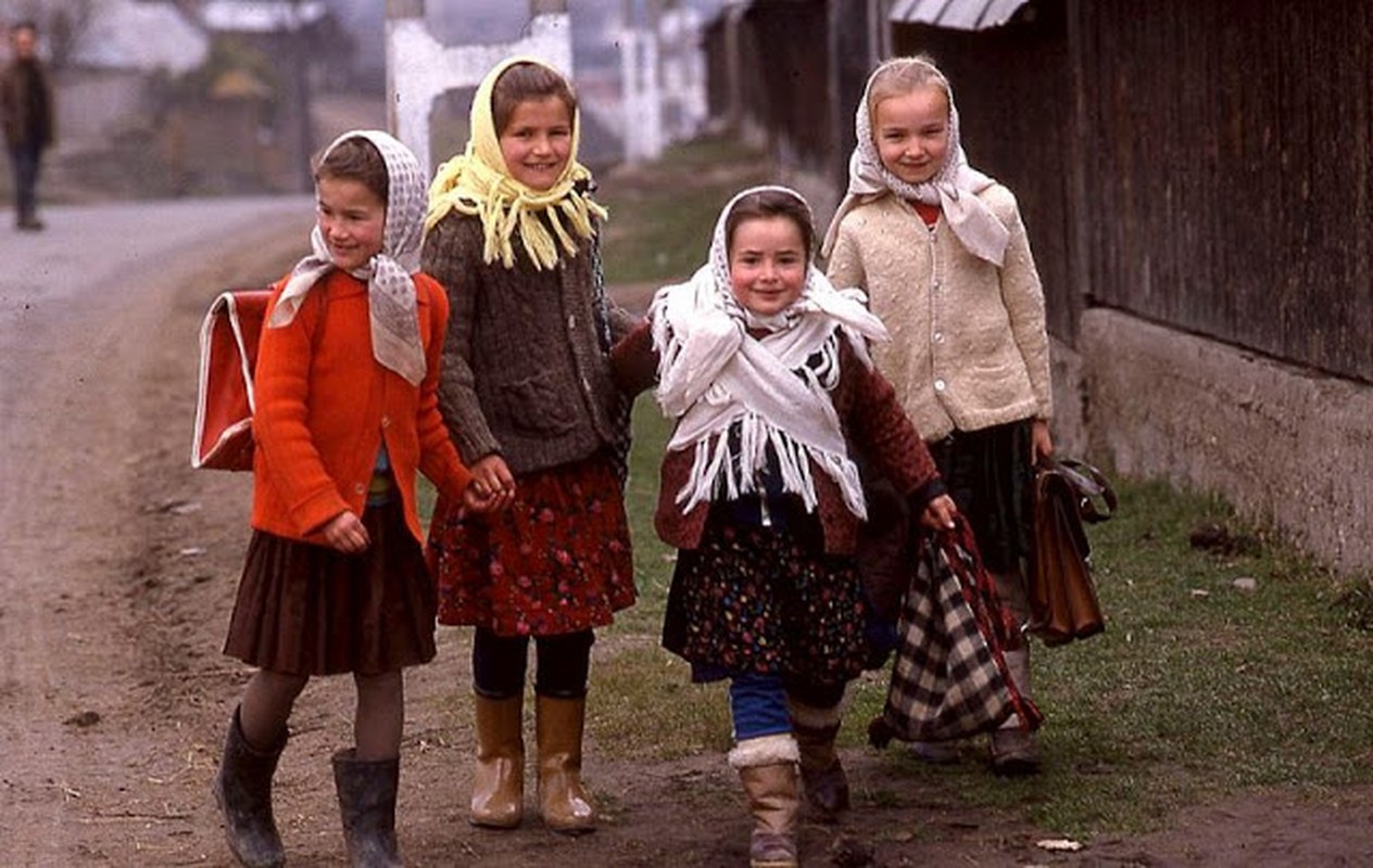 View - 	Khám phá cuộc sống bình dị ở Romania thập niên 1980