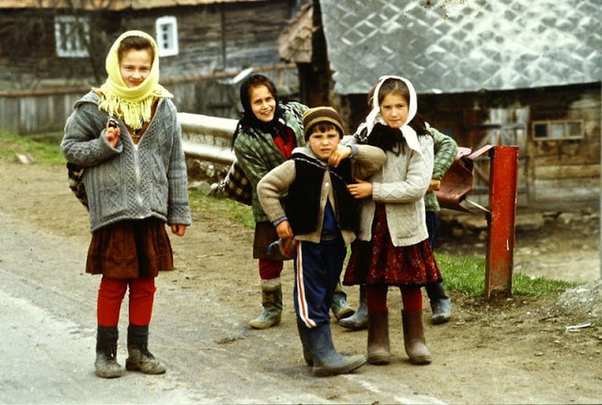 View - 	Khám phá cuộc sống bình dị ở Romania thập niên 1980