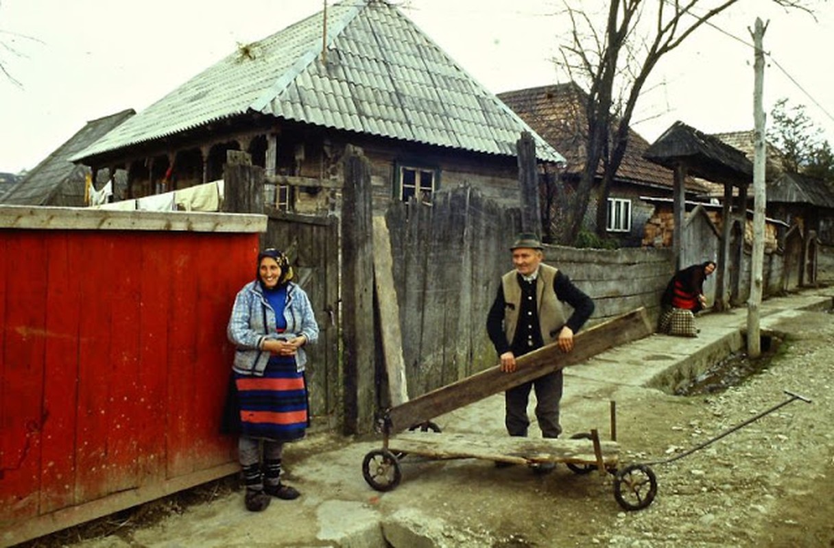 View - 	Khám phá cuộc sống bình dị ở Romania thập niên 1980