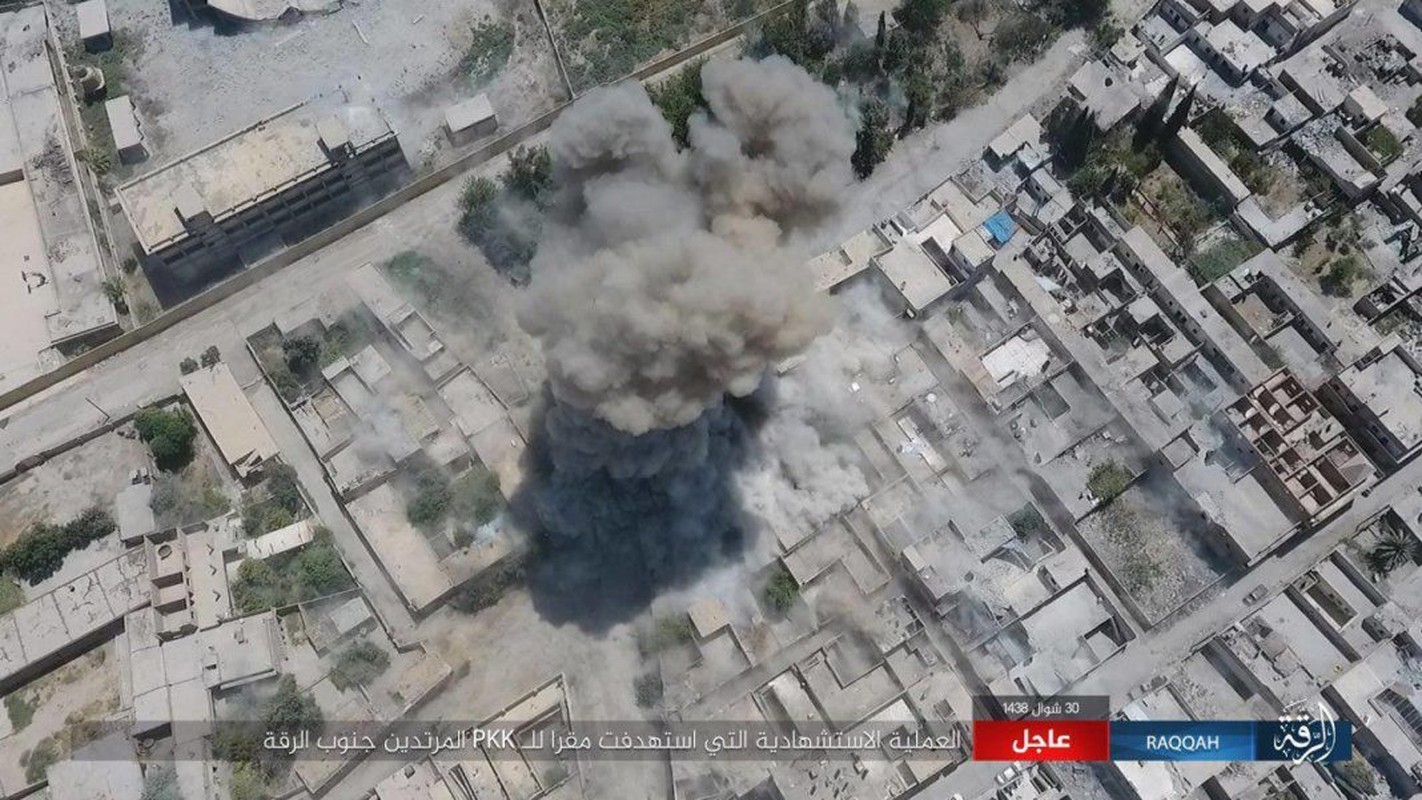 Kinh hoang phien quan IS danh bom lieu chet o Raqqa