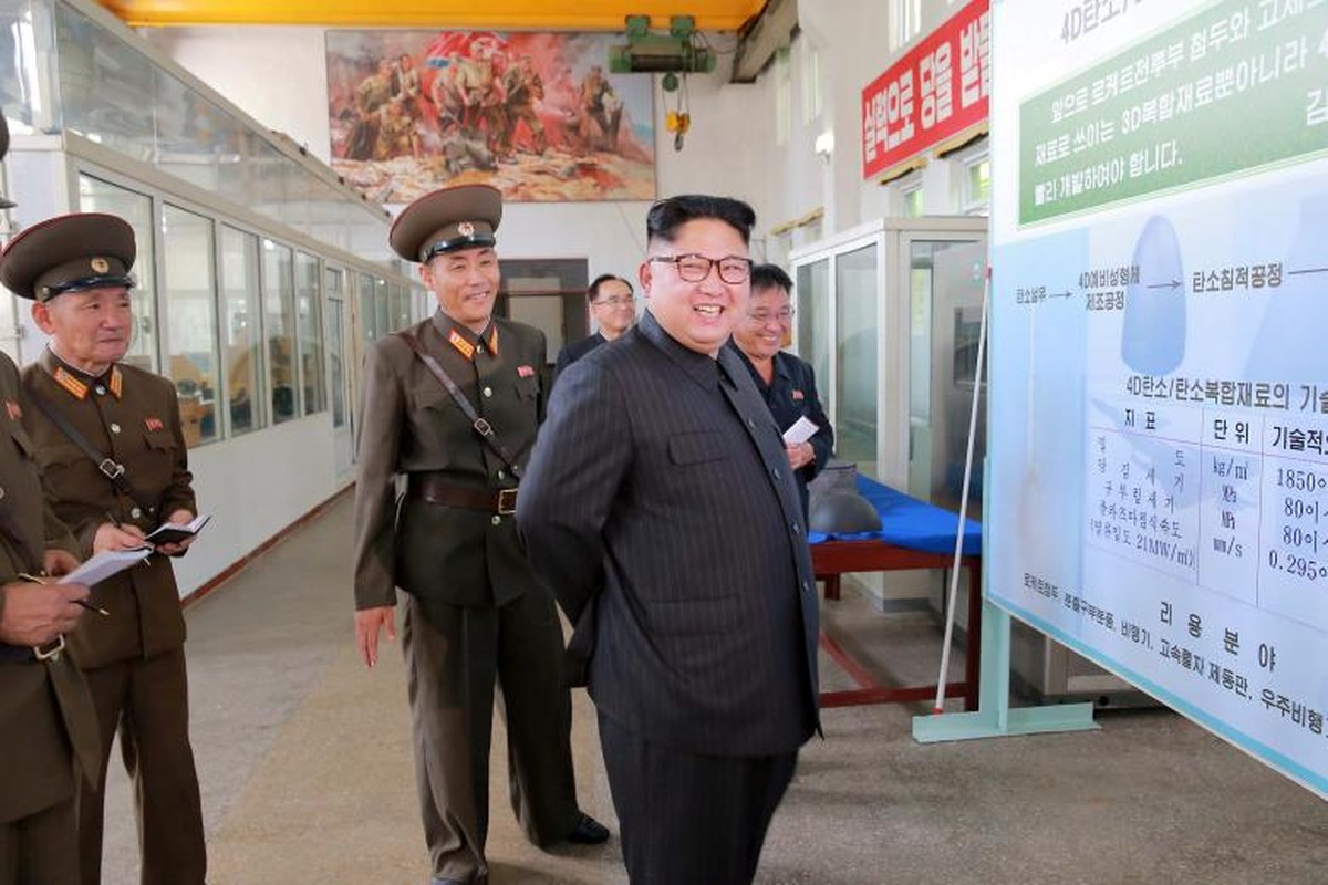 Anh: Lanh dao Kim Jong-un tham noi san xuat dau dan ICBM-Hinh-5