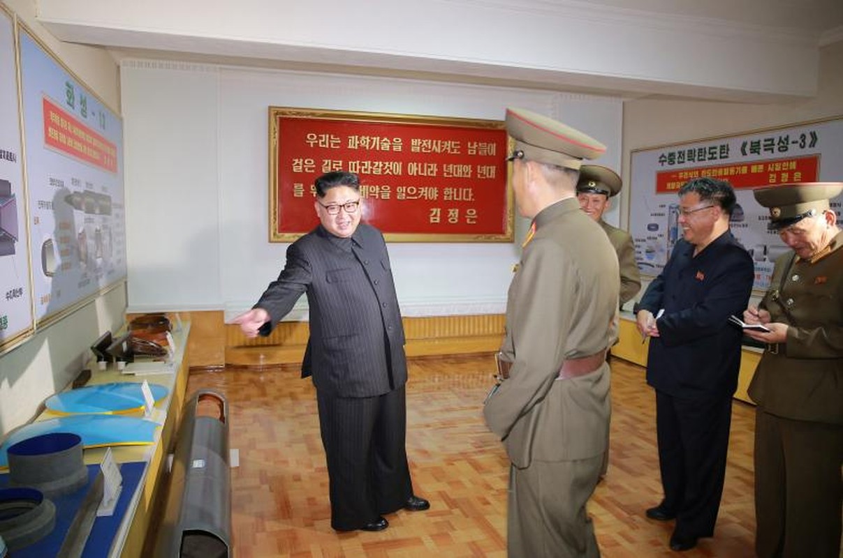 Anh: Lanh dao Kim Jong-un tham noi san xuat dau dan ICBM-Hinh-6