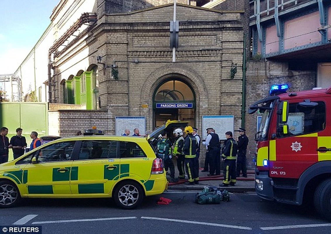 Hien truong kinh hoang vu no tren tau dien ngam London-Hinh-12