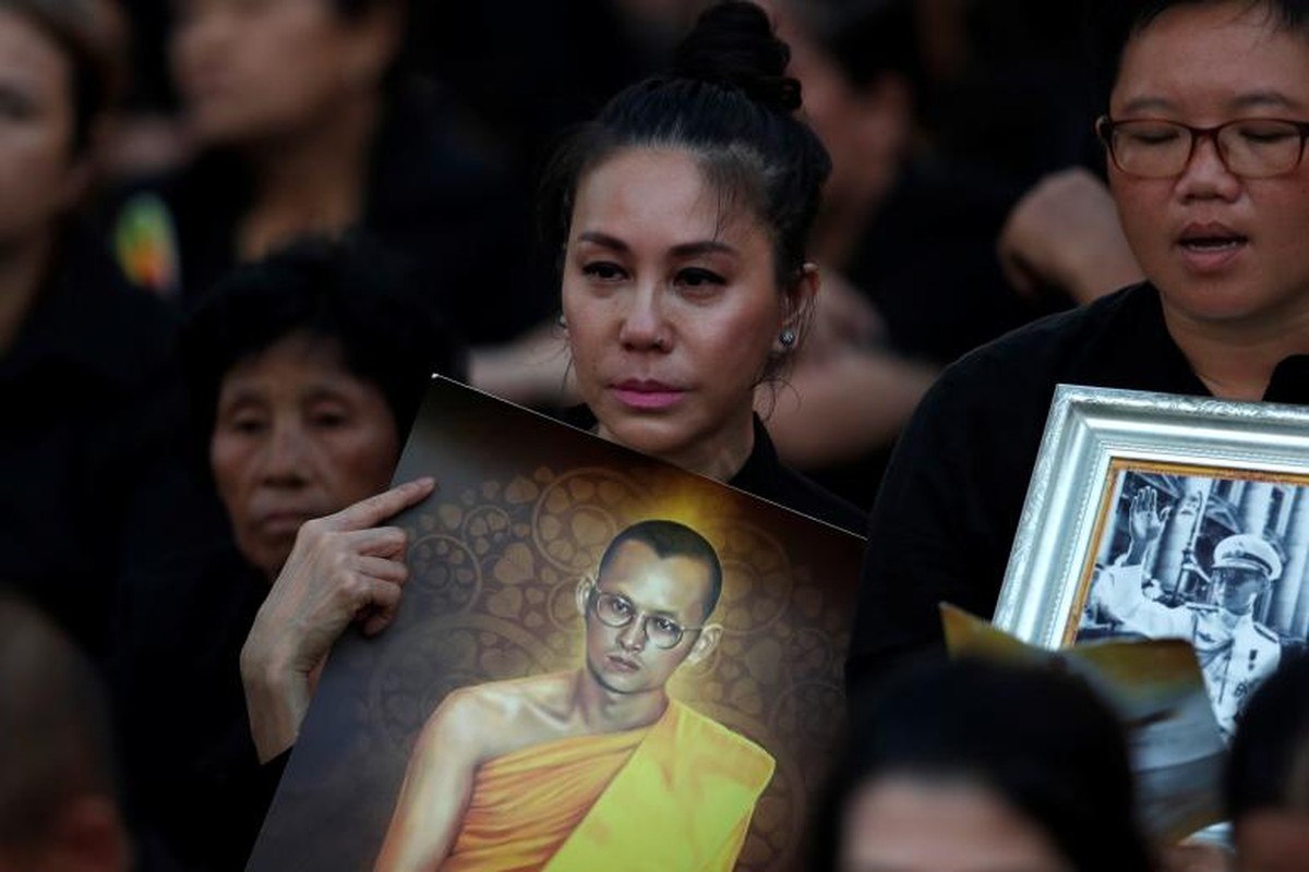 Bien nguoi du le hoa tang co Quoc vuong Bhumibol