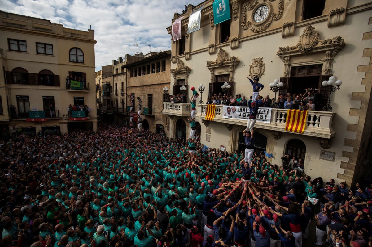 Ngoan muc cuoc thi xay thap nguoi o Catalonia-Hinh-4