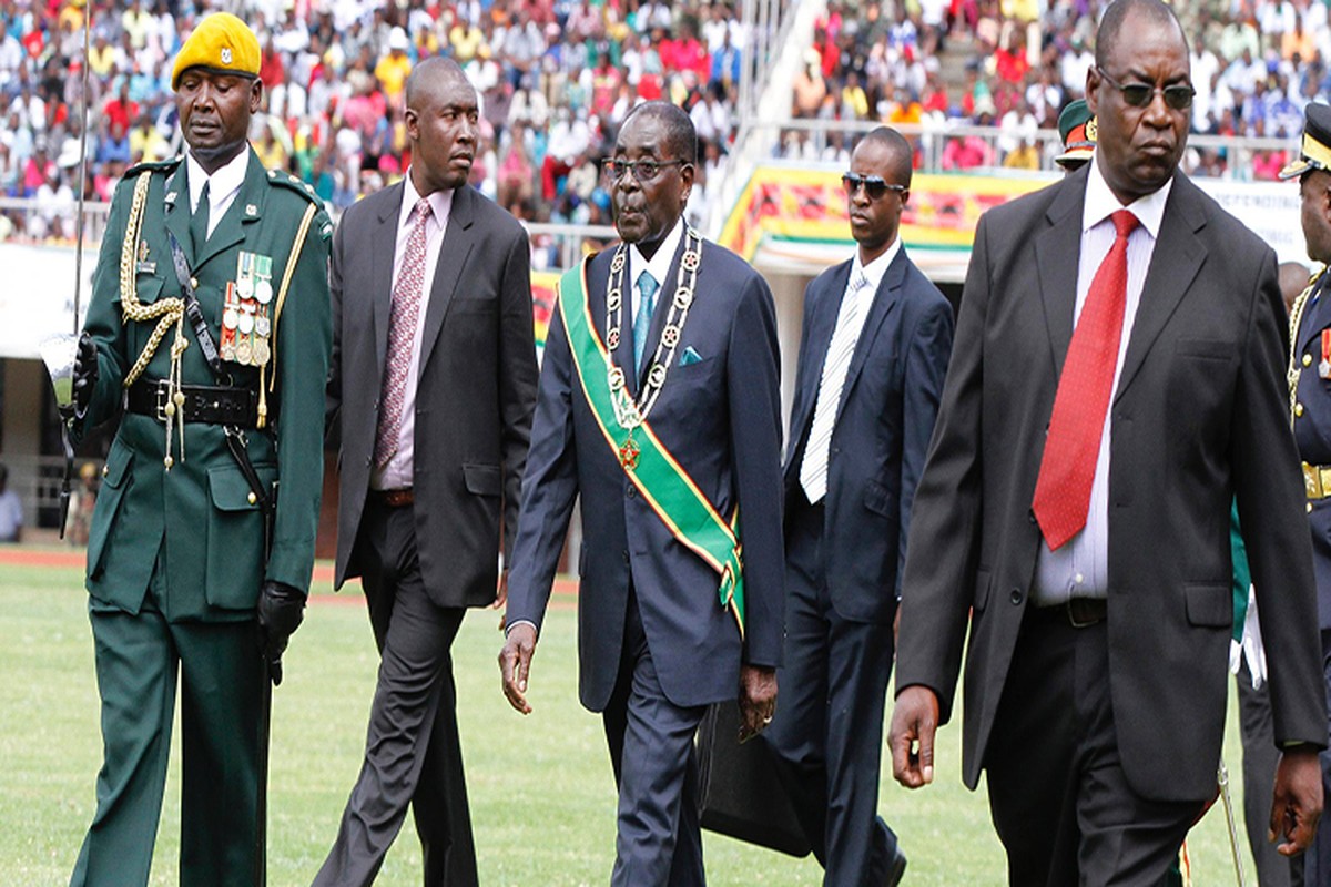 Dieu chua biet ve Tong thong Zimbabwe Robert Mugabe vua bi lat do-Hinh-10