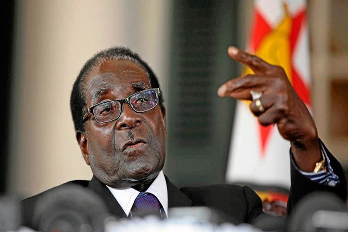 Dieu chua biet ve Tong thong Zimbabwe Robert Mugabe vua bi lat do-Hinh-4