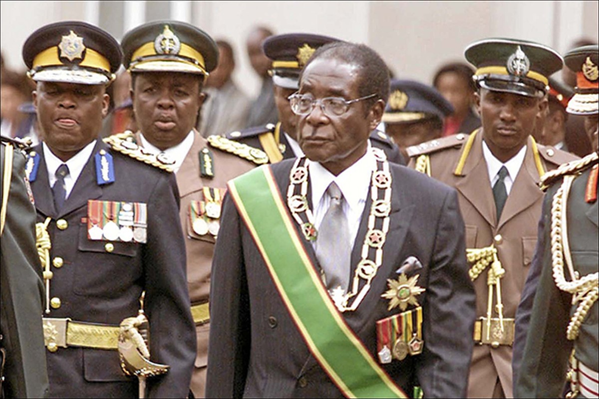 Dieu chua biet ve Tong thong Zimbabwe Robert Mugabe vua bi lat do-Hinh-5