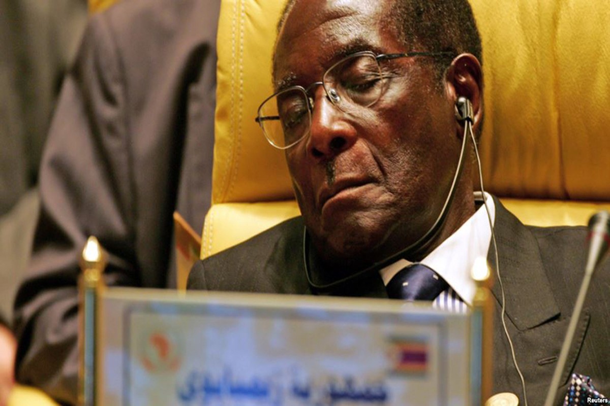 Dieu chua biet ve Tong thong Zimbabwe Robert Mugabe vua bi lat do-Hinh-7