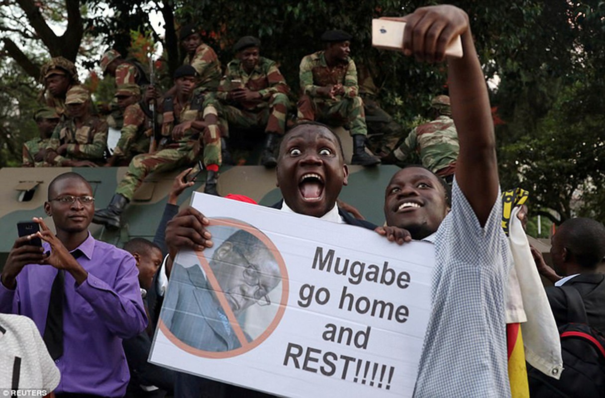 Bien nguoi Zimbabwe vo oa hanh phuc khi Tong thong Mugabe tu chuc-Hinh-7