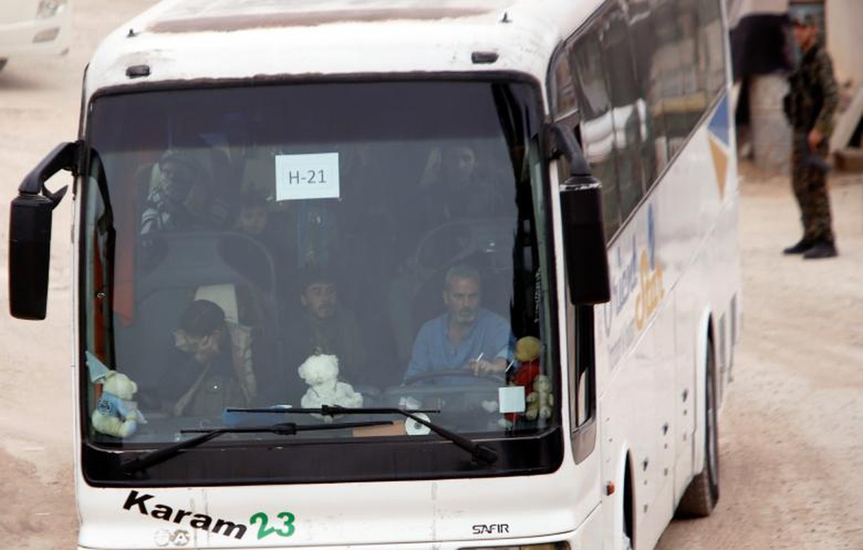 Can canh doan xe cho phien quan Syria rut chay khoi Dong Ghouta-Hinh-10