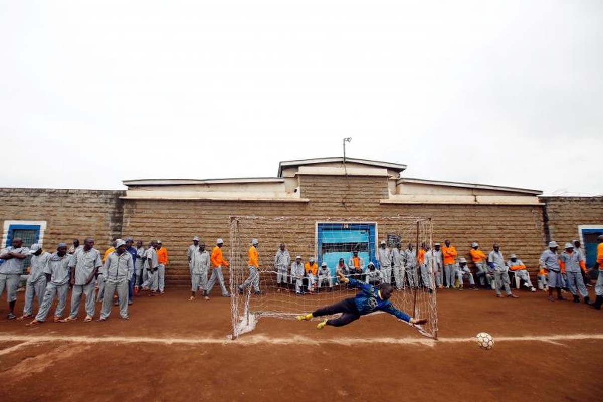 Bat ngo giai dau “World Cup” trong nha tu Kenya-Hinh-7