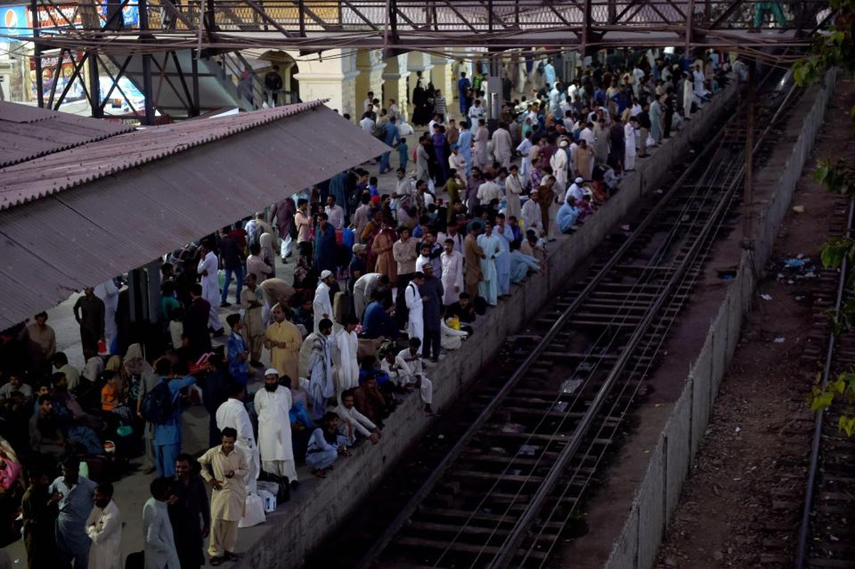 Nghet tho canh chen chuc tren nhung chuyen tau Bangladesh-Hinh-2