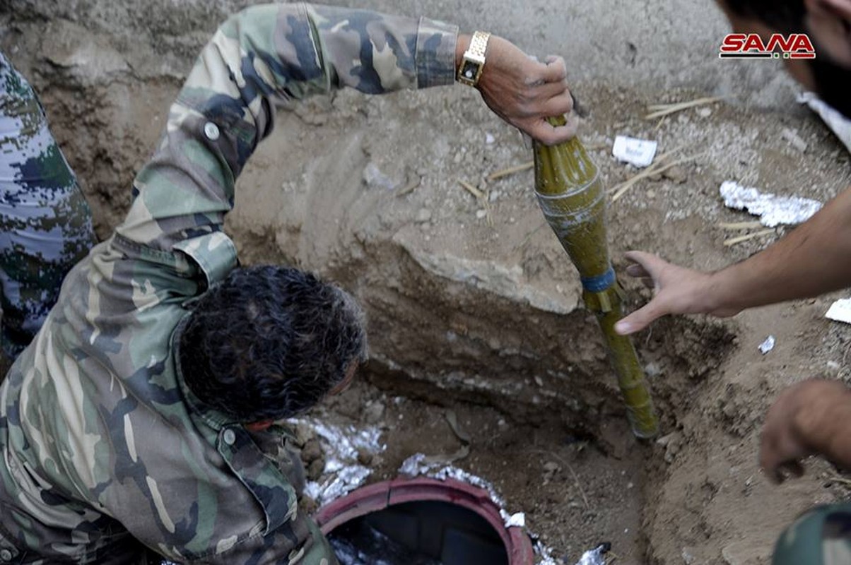 Quan doi Syria “khai quat” kho vu khi cua khung bo gan Damascus-Hinh-4