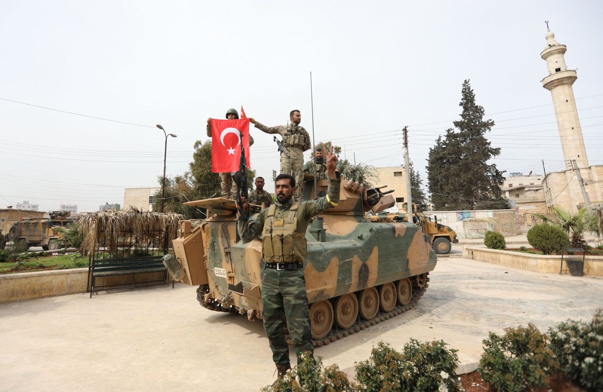 My vua rut quan khoi Syria, Ankara lien “dong thu” voi nguoi Kurd