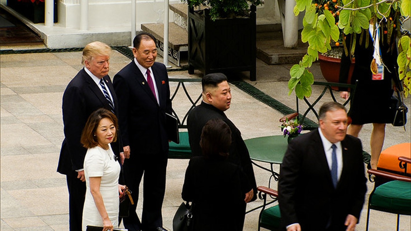 Hinh anh Tong thong Trump, Chu tich Kim di dao trong vuon Metropole-Hinh-7
