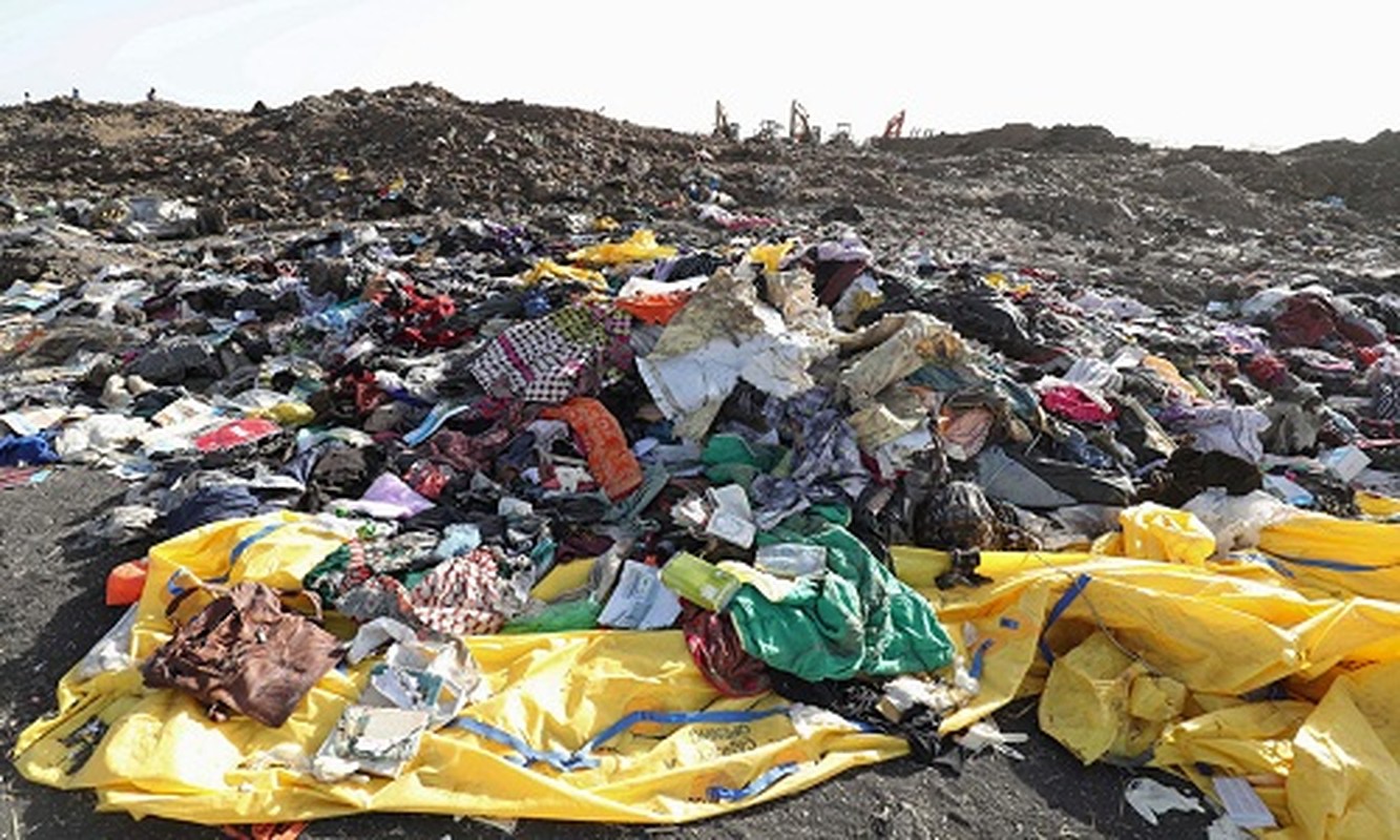 Di vat cua nan nhan may bay Ethiopia vo nat, la liet tren nen dat