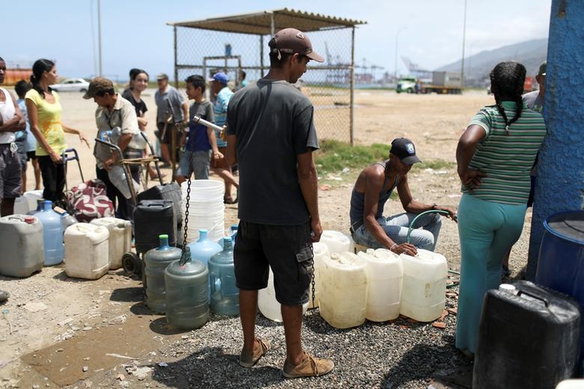 Mat dien, nguoi dan Venezuela lai khon kho vi khung hoang nuoc-Hinh-12