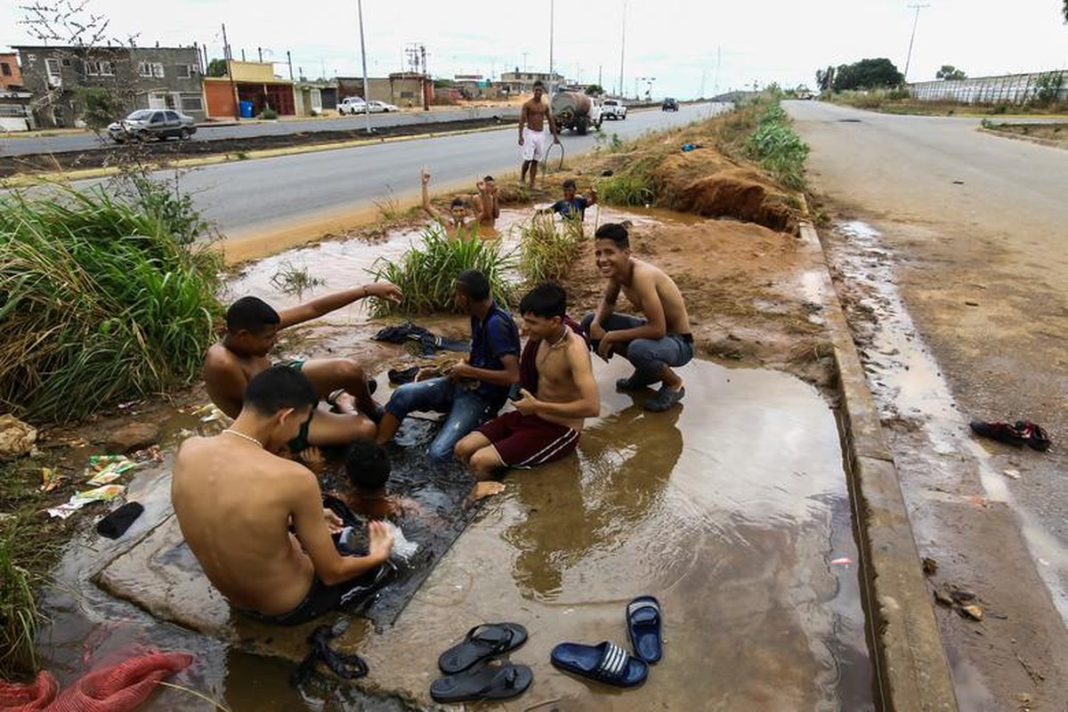 Mat dien, nguoi dan Venezuela lai khon kho vi khung hoang nuoc-Hinh-8