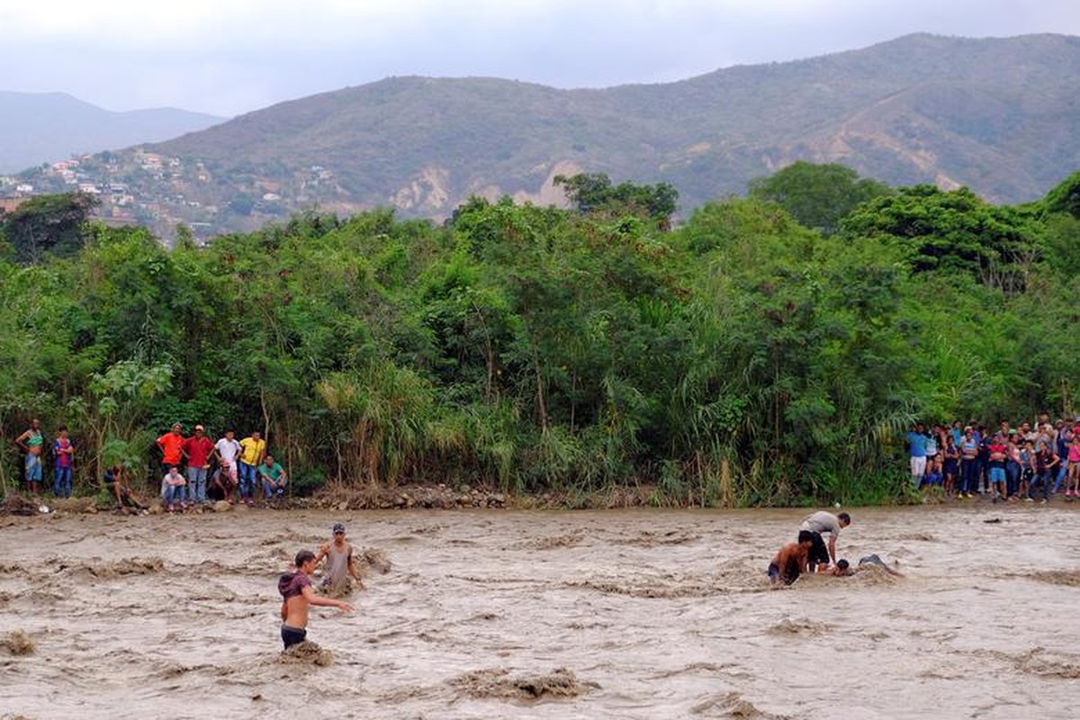 Dan Venezuela “pha” rao, vuot bien sang Colombia tim thuc an-Hinh-12