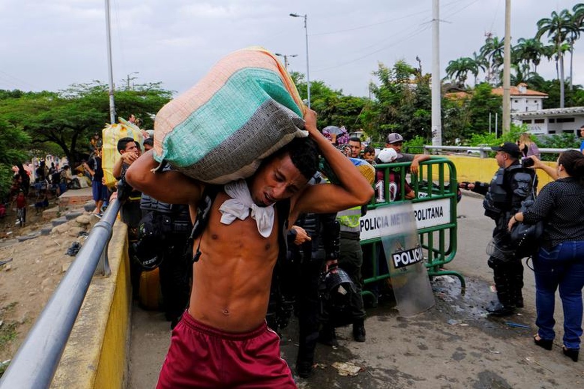 Dan Venezuela “pha” rao, vuot bien sang Colombia tim thuc an-Hinh-5