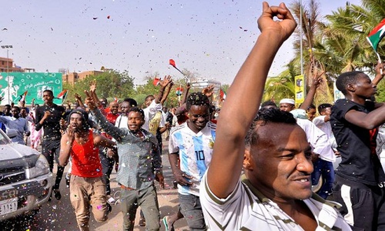 Dan Sudan an mung sau khi Tong thong Bashir bi bat giu-Hinh-3