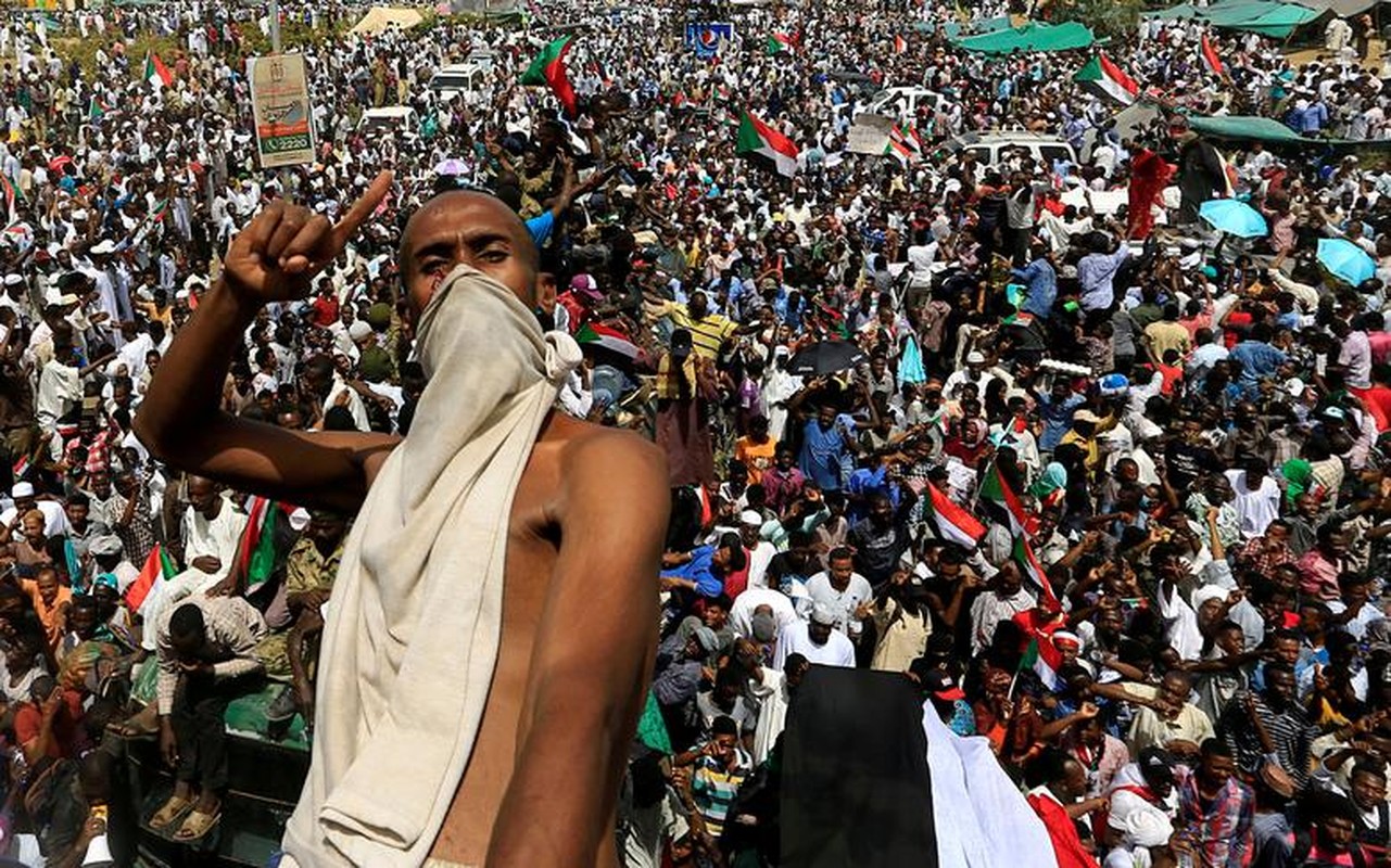 Tong thong Bashir bi “lat do”, vi sao dan Sudan van bieu tinh?
