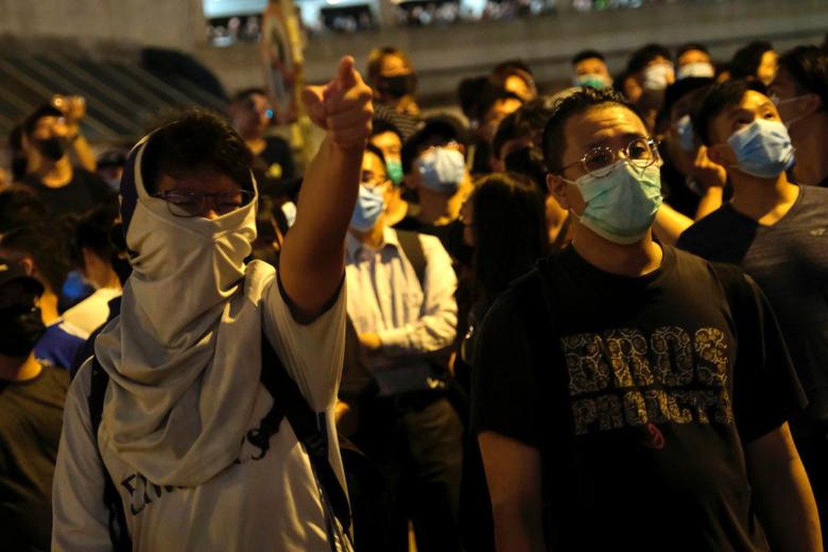 Vi sao nguoi bieu tinh tuc gian, bao vay don canh sat Hong Kong?-Hinh-9