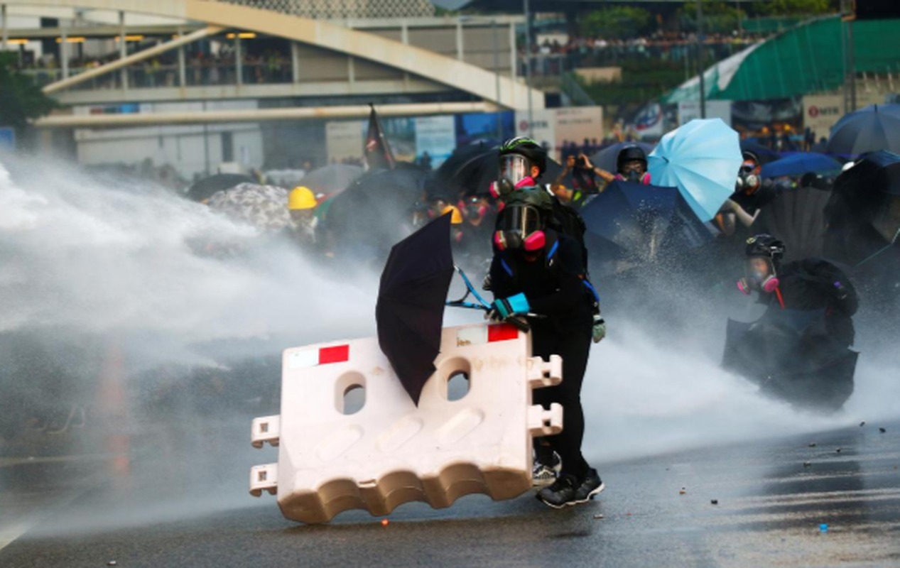 Hong Kong: Nguoi bieu tinh phong lua, nem bom xang gay hon loan-Hinh-3