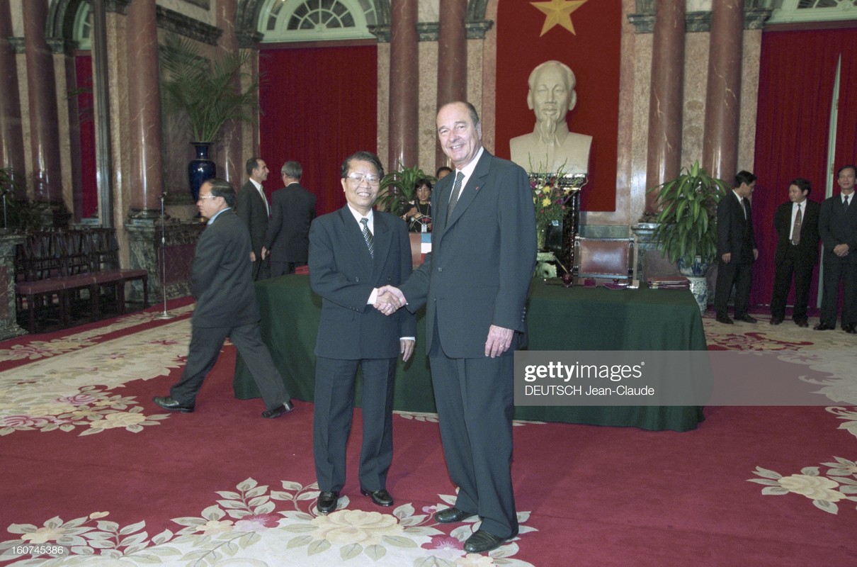An tuong cuu Tong thong Phap Jacques Chirac tham Viet Nam-Hinh-2