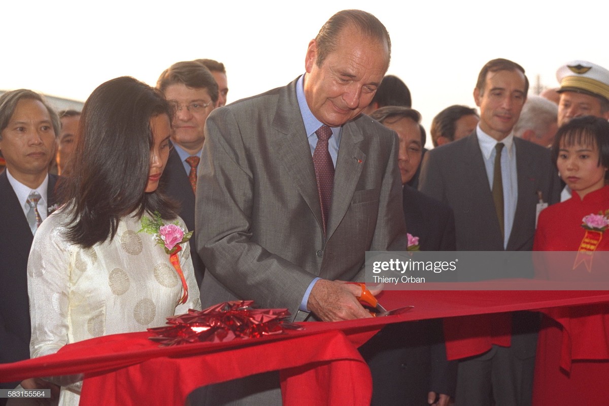 An tuong cuu Tong thong Phap Jacques Chirac tham Viet Nam-Hinh-4