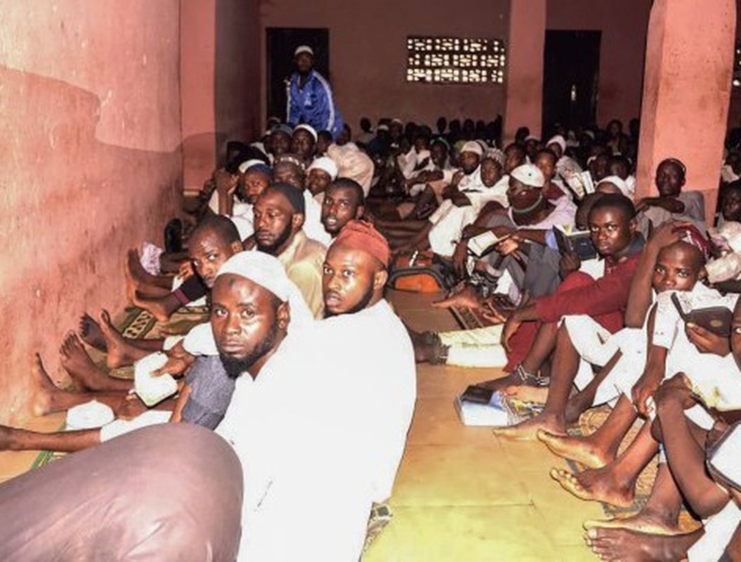 Hai hung “can nha dia nguc” giam cam 400 nam sinh o Nigeria-Hinh-4