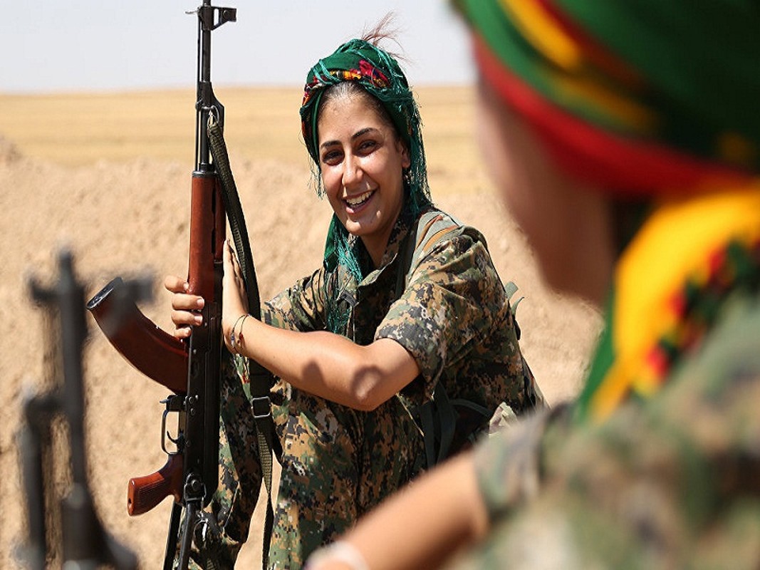 “Ngam trom” ve dep cac nu binh nguoi Kurd tren chien truong-Hinh-3